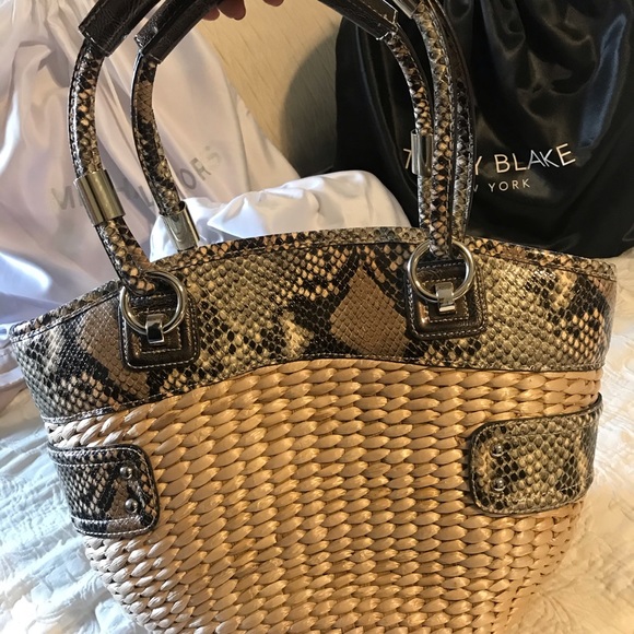 COPY - Guess Straw Bag - Picture 2 of 10